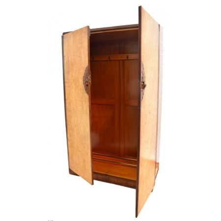 Antiker Art Deco Kleiderschrank aus hellem Vogelaugenahorn um 1930