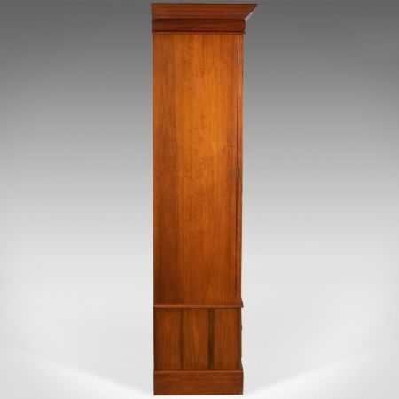 Antiker englischer Kleiderschrank aus Walnussholz um 1900