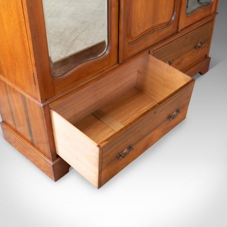 Antiker englischer Kleiderschrank aus Walnussholz um 1900