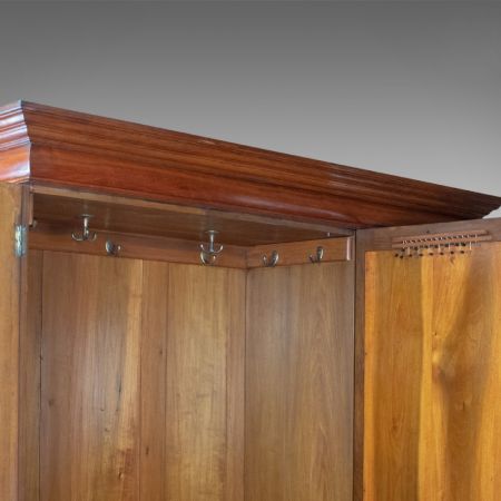 Antiker englischer Kleiderschrank aus Walnussholz um 1900