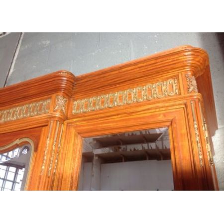 Großer antiker dreifacher Satinholzschrank von 1910