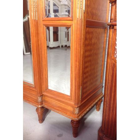 Großer antiker dreifacher Satinholzschrank von 1910