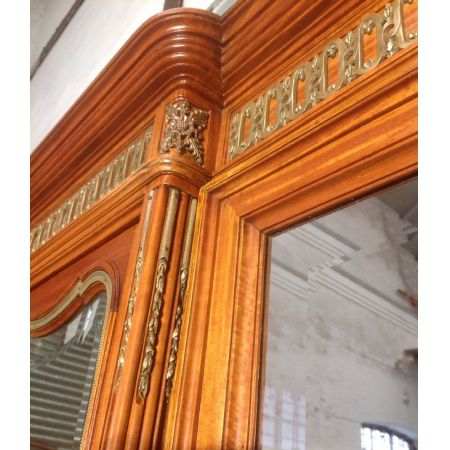 Großer antiker dreifacher Satinholzschrank von 1910