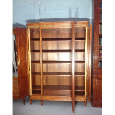 Großer antiker dreifacher Satinholzschrank von 1910