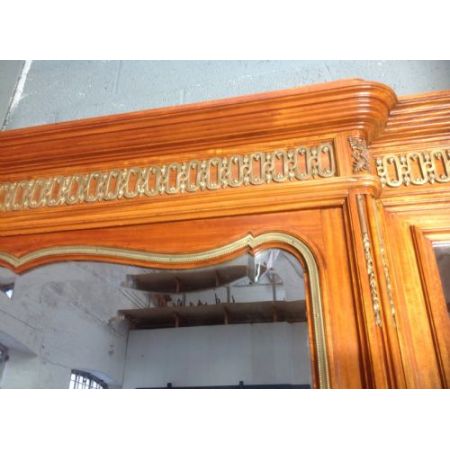 Großer antiker dreifacher Satinholzschrank von 1910