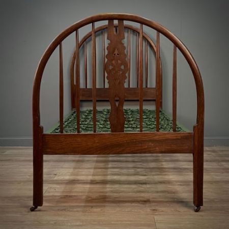 Antiker geschnitztes Bettgestell aus Eichenholz mit gefederter Basis