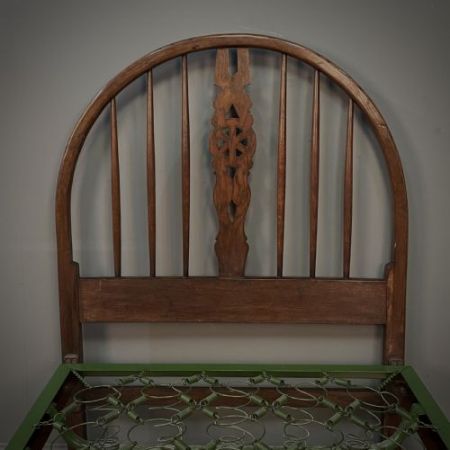 Antiker geschnitztes Bettgestell aus Eichenholz mit gefederter Basis