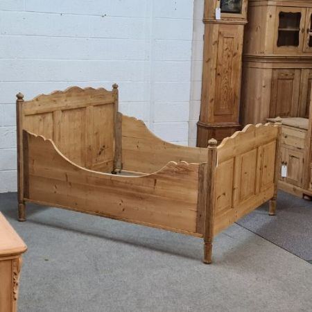 Großes antikes Kiefernholz Bett von ca 1900