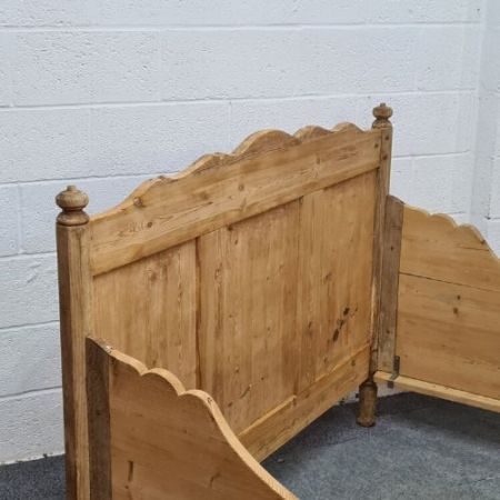 Großes antikes Kiefernholz Bett von ca 1900