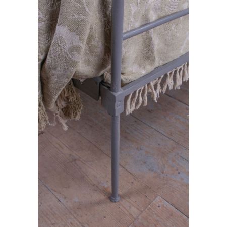 Antikes geschmiedetes Eisen-Einzelbett um 1900