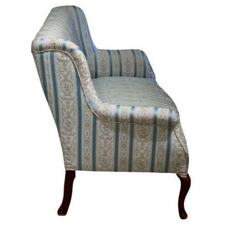 Antikes Zweisitzer-Sofa auf schlichten Cabriolebeinen um 1920