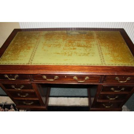 Antiker Nussbaumholz -Sockelschreibtisch