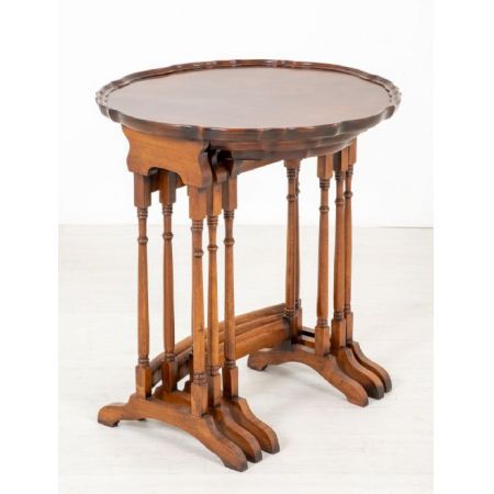 Antikes Set aus drei Tischen aus Nussbaumholz Massivholz 1920