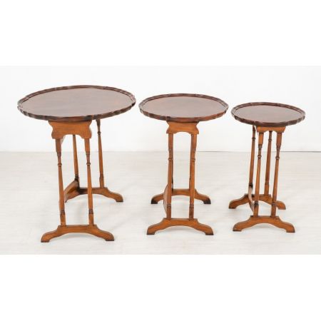 Antikes Set aus drei Tischen aus Nussbaumholz Massivholz 1920