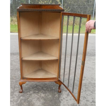 Antike chinesische Eckvitrine aus Walnusholz von 1930