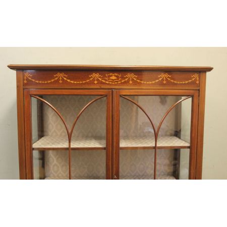 Antike Vitrine mit Mahagoni-Intarsien 