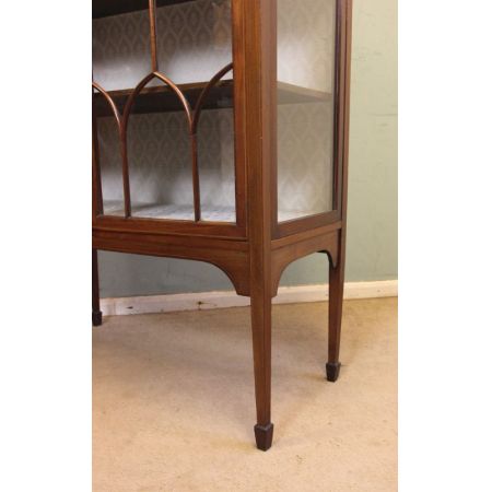 Antike Vitrine mit Mahagoni-Intarsien 