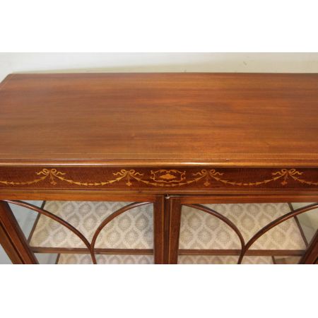 Antike Vitrine mit Mahagoni-Intarsien 