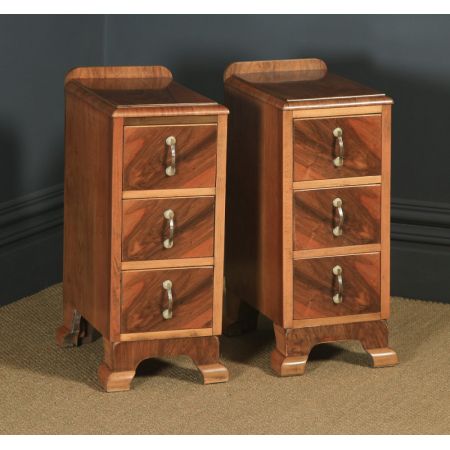 Antikes englisches Paar Art-Deco-Nachttische aus Walnuss  (um 1930)