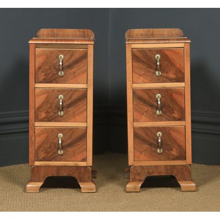 Antikes englisches Paar Art-Deco-Nachttische aus Walnuss  (um 1930)