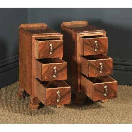 Antikes englisches Paar Art-Deco-Nachttische aus Walnuss  (um 1930)