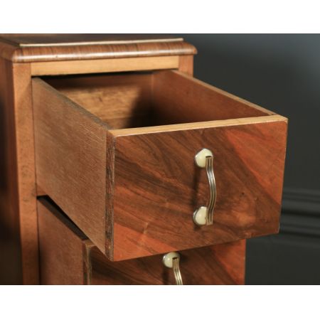 Antikes englisches Paar Art-Deco-Nachttische aus Walnuss  (um 1930)