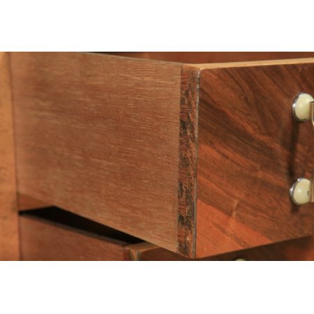 Antikes englisches Paar Art-Deco-Nachttische aus Walnuss  (um 1930)