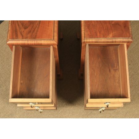 Antikes englisches Paar Art-Deco-Nachttische aus Walnuss  (um 1930)
