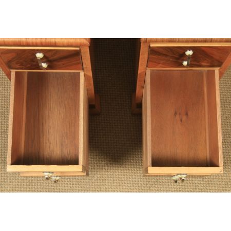 Antikes englisches Paar Art-Deco-Nachttische aus Walnuss  (um 1930)