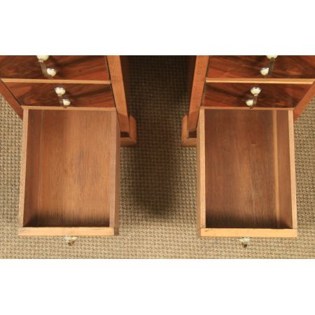 Antikes englisches Paar Art-Deco-Nachttische aus Walnuss  (um 1930)