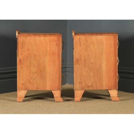 Antikes englisches Paar Art-Deco-Nachttische aus Walnuss  (um 1930)