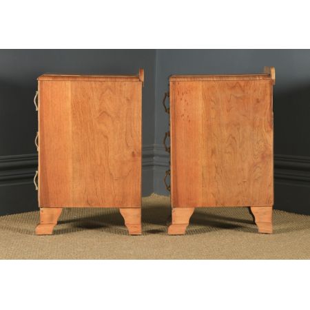 Antikes englisches Paar Art-Deco-Nachttische aus Walnuss  (um 1930)