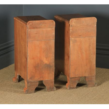 Antikes englisches Paar Art-Deco-Nachttische aus Walnuss  (um 1930)