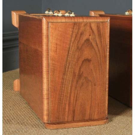 Antikes englisches Paar Art-Deco-Nachttische aus Walnuss  (um 1930)