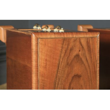 Antikes englisches Paar Art-Deco-Nachttische aus Walnuss  (um 1930)