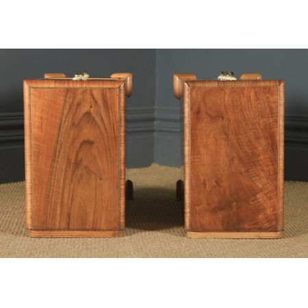 Antikes englisches Paar Art-Deco-Nachttische aus Walnuss  (um 1930)