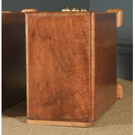 Antikes englisches Paar Art-Deco-Nachttische aus Walnuss  (um 1930)