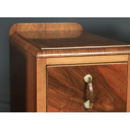 Antikes englisches Paar Art-Deco-Nachttische aus Walnuss  (um 1930)