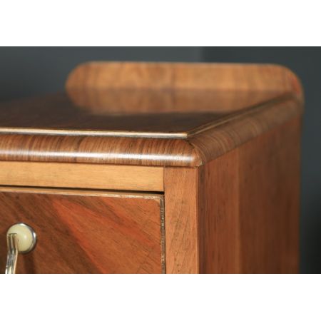 Antikes englisches Paar Art-Deco-Nachttische aus Walnuss  (um 1930)