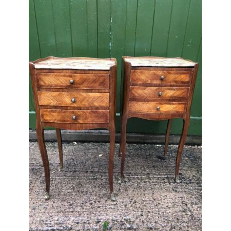 Antikes Paar französischer Kingwood-Nachttisch mit Marmorplatten.