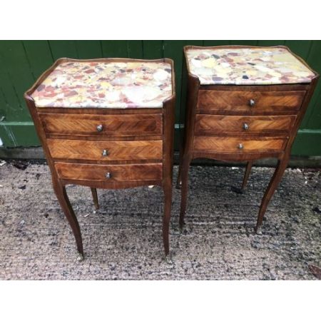 Antikes Paar französischer Kingwood-Nachttisch mit Marmorplatten.
