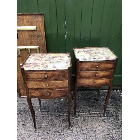 Antikes Paar französischer Kingwood-Nachttisch mit Marmorplatten.