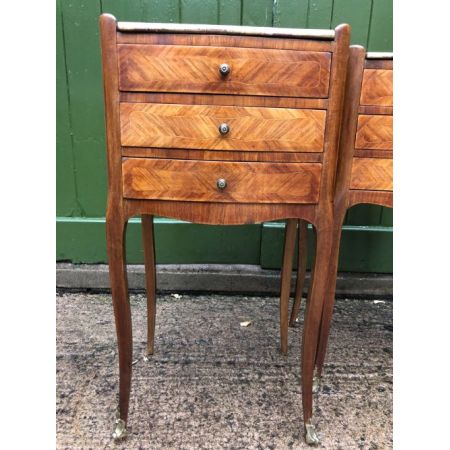 Antikes Paar französischer Kingwood-Nachttisch mit Marmorplatten.