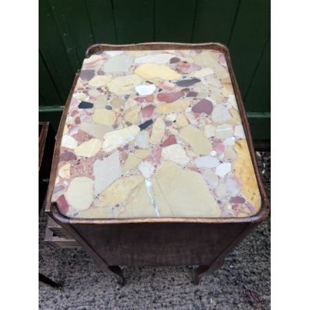 Antikes Paar französischer Kingwood-Nachttisch mit Marmorplatten.