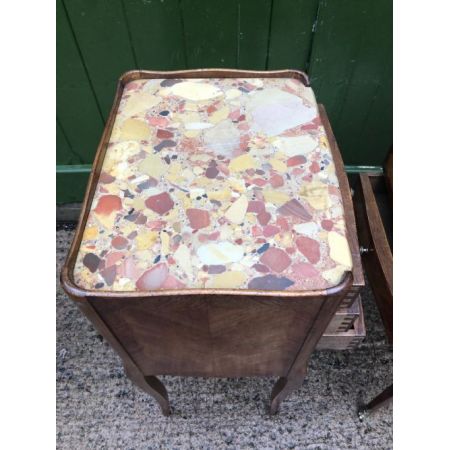 Antikes Paar französischer Kingwood-Nachttisch mit Marmorplatten.