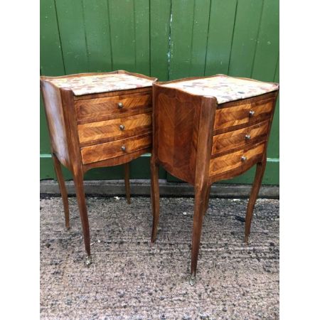Antikes Paar französischer Kingwood-Nachttisch mit Marmorplatten.