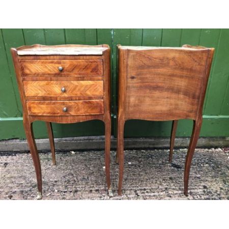 Antikes Paar französischer Kingwood-Nachttisch mit Marmorplatten.