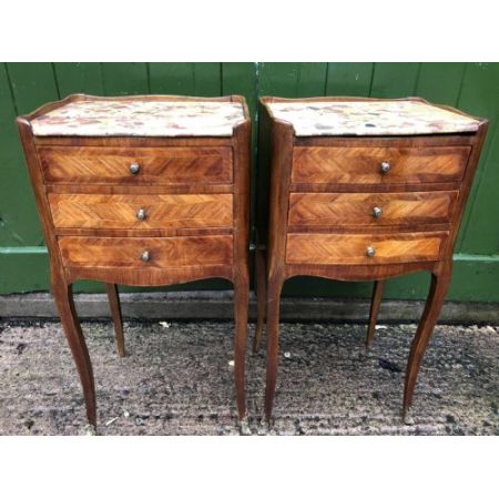Antikes Paar französischer Kingwood-Nachttisch mit Marmorplatten.