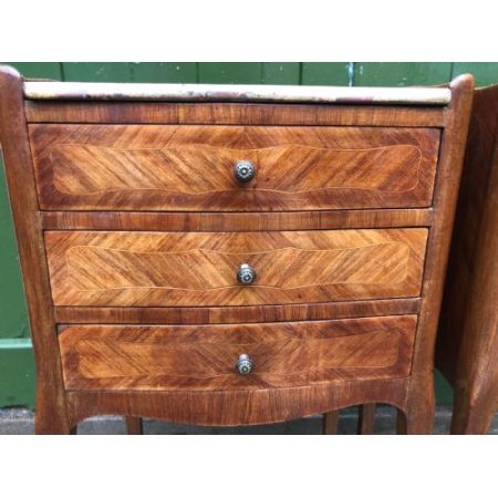 Antikes Paar französischer Kingwood-Nachttisch mit Marmorplatten.