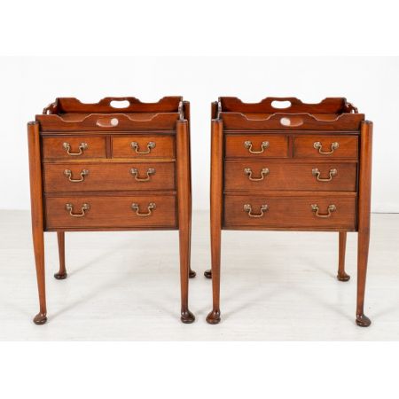 Antikes Paar Nachttische im Mahagoni-Queen-Anne-Stil